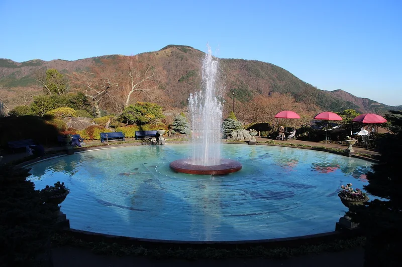 The circular fountain and mountain backdrop at Gora Park