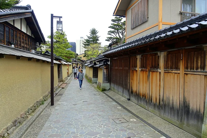 Earthen walls along a narrow Nagamachi street