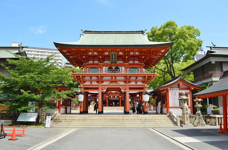 The vermilion gate at Ikuta Shrine