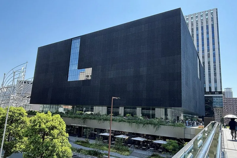 The black cube of Nakanoshima Museum of Art above its landscaped entrance