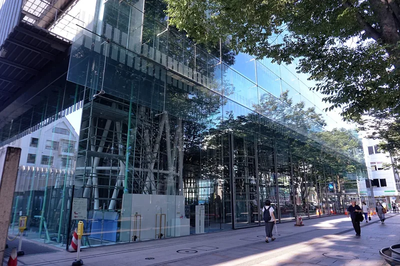 Sendai Mediatheque’s glass exterior beside Jozenji-dori
