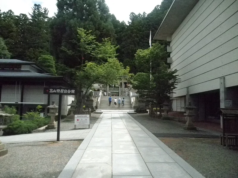 The approach through Sakurayama Hachimangu shrine grounds