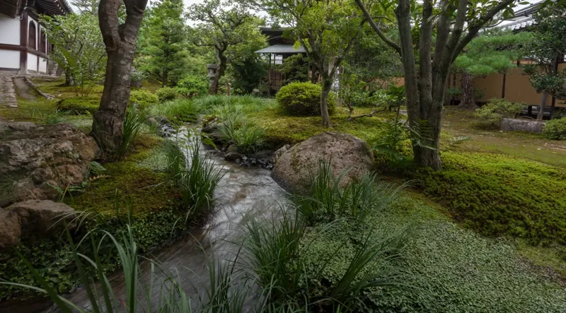 The pond and landscaped garden at Tenryu-ji