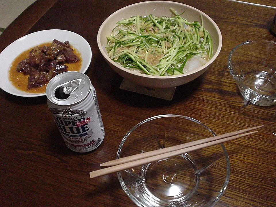 Somen noodles served alongside kakuni, braised pork.
