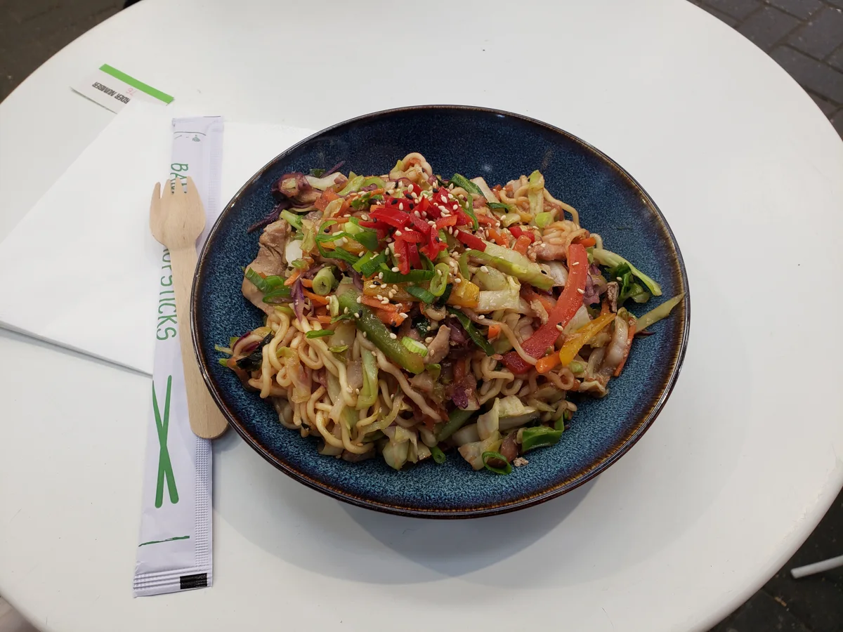 Chicken yakisoba with vegetables.