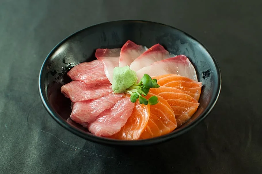 A seafood rice bowl with assorted sliced fish.
