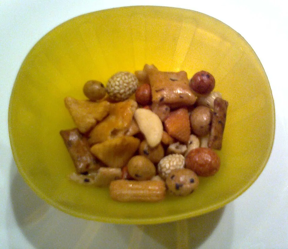 A bowl of mixed Japanese crackers.