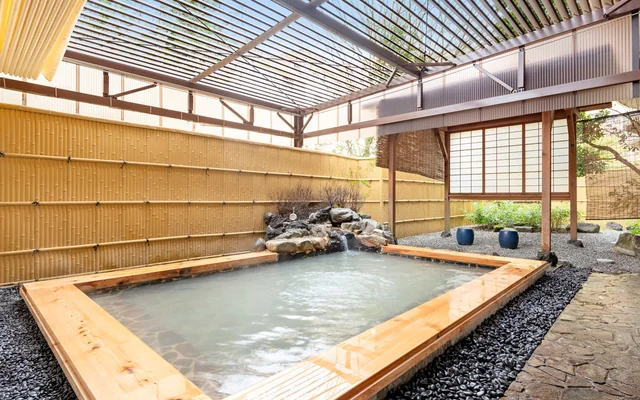 The sheltered outdoor hot-spring bath at EN RESORT Re’Cove Hakone