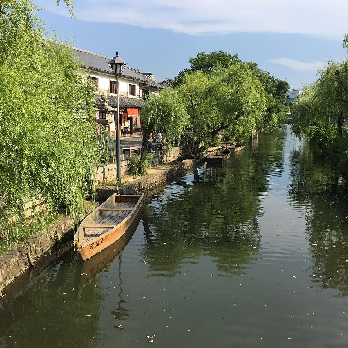 Willows, canal water and traditional buildings in Kurashiki