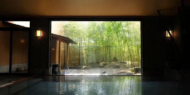 Bath overlooking a bamboo garden at Chikuba Shinyotei