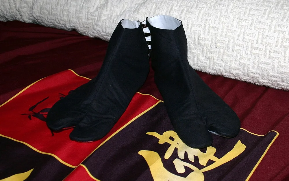 Black split-toe tabi socks